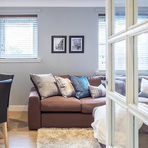 The Rock View Old Town 2-bedroom Terrace Lift Parking Apartment Edinburgh